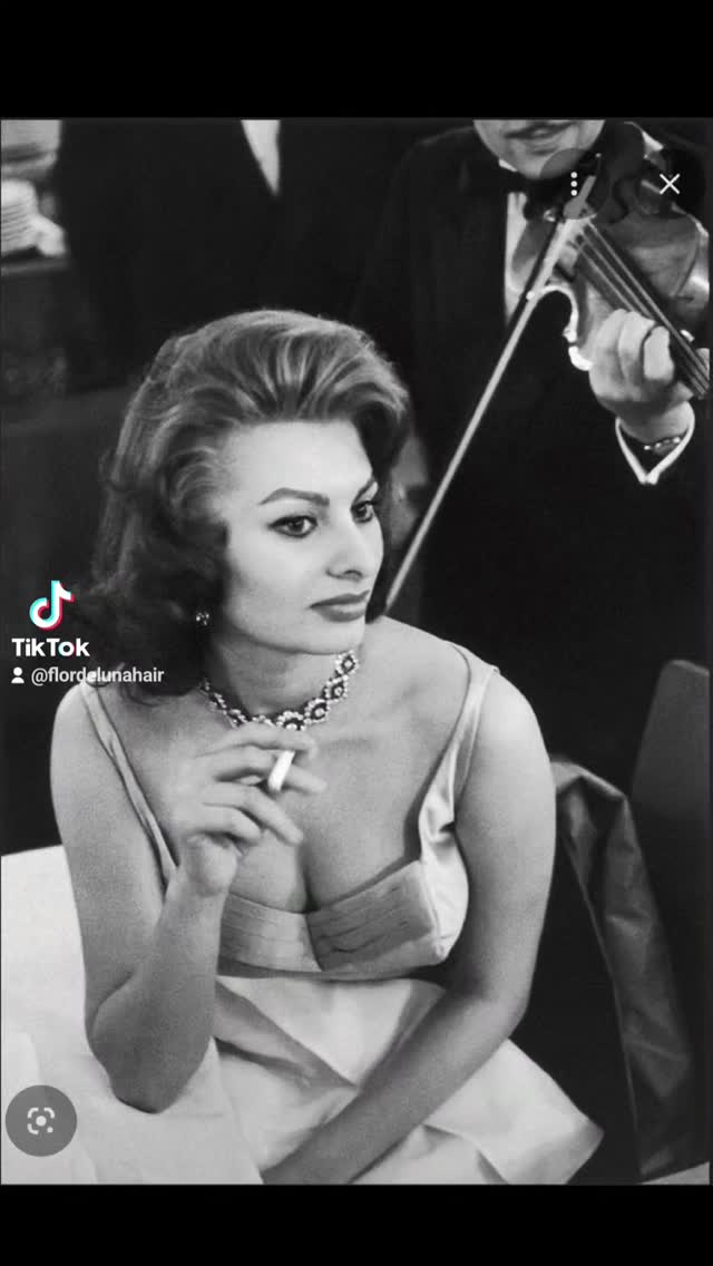The Italian Bob 🇮🇹 
So timeless and elegant 

Some key Features of the Italian Bob:
💚Hits right at or just below t...